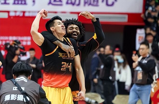 第三赛段第三败，广东男篮一问题凸显，杜锋无奈表态