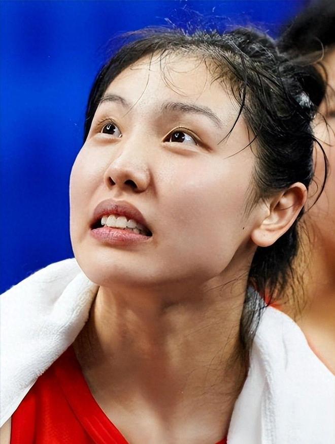 宫鲁鸣发威!李梦出走后,中国女篮又1传奇被“清洗”,原因曝光
