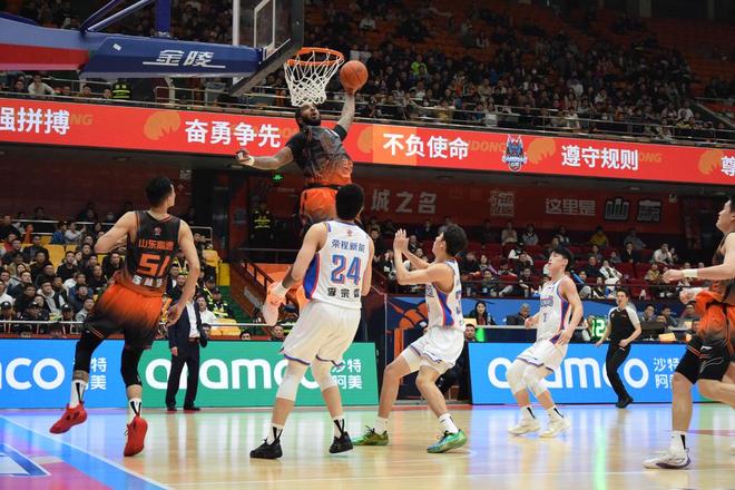 愿早日康复！克里斯遭遇手部骨折，将缺席3-4周比赛