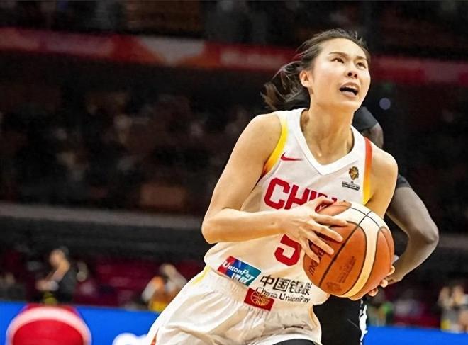 咋想的？宫鲁鸣动刀！女篮首位离队球员出炉，功勋老将被顶替