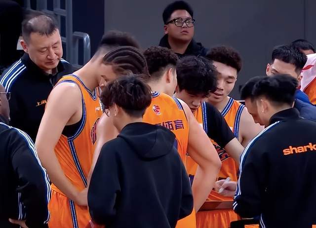 7人上双造40分惨案！上海主场火力全开，鱼腩28连败平历史最长