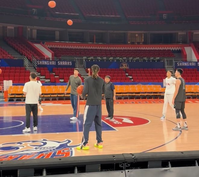 备战上海！广东全队练投篮，杜锋展望卖关子，直指状态起伏正常！