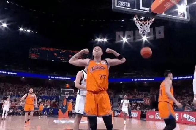 广东惨败上海，三大内线直接被完爆，广东毫无任何战术可言，陈家政直接被雪藏