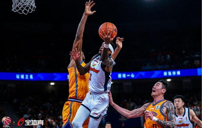 无组织无3分！媒体人怒喷广东队1人：这表现当半场搬运工都不靠谱