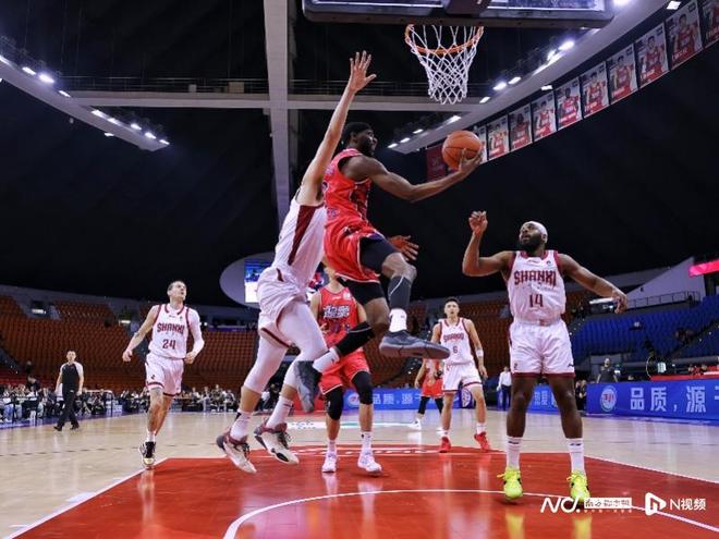 广州龙狮队1分险胜山西男篮，徐昕拿下12分陈国豪得分上双