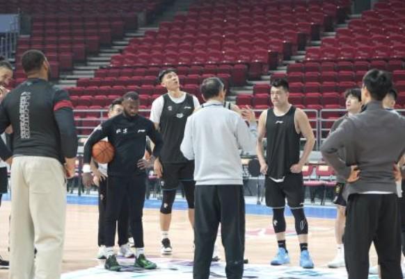 媒体人：雷蒙因伤休息一周，曾凡博膝伤还在恢复近期都不会打