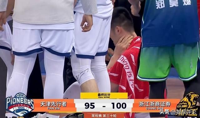 末节险受伤吓坏王博！胡金秋15中13轰32分刷新赛季新高