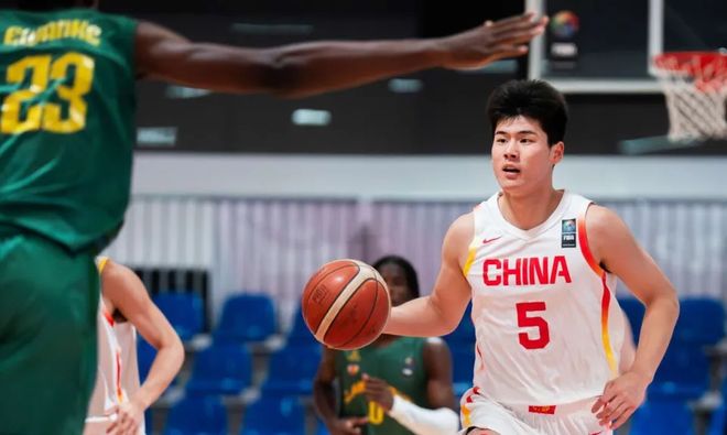 弟子单节砍20分，杜锋却满脸不悦，球迷：现场有人喊他下课