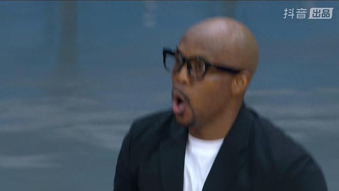 疯狂甩卖球员种恶果！CBA一队入座率不够一成，球馆上面空空荡荡