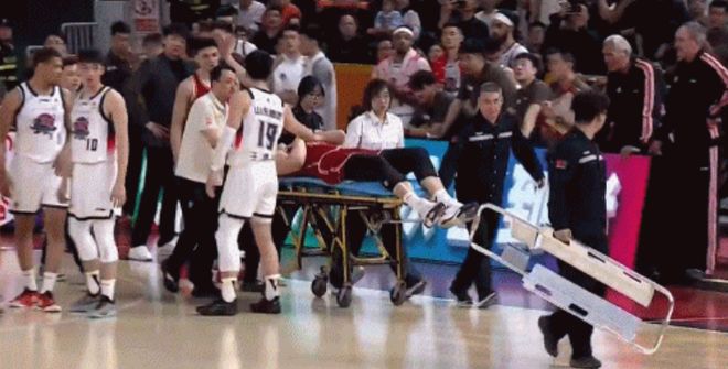 山西男篮官宣刘传兴伤情：脊髓震荡头皮血肿 仍在急诊留院观察