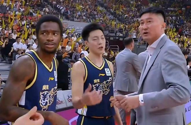 20分惊天逆转！北京男篮险胜广东，赵睿23分杰曼绝杀，崔永熙17+4