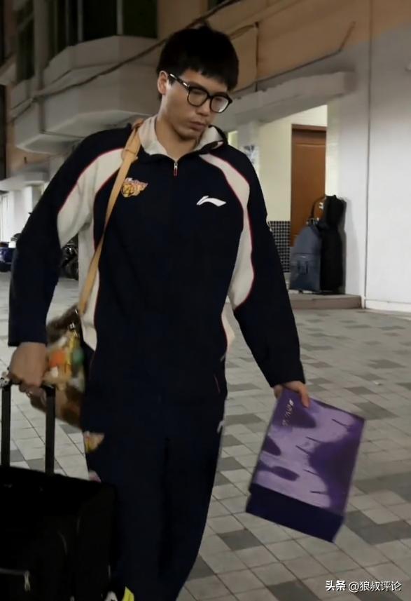 球迷热议焦泊乔私人原因离队！眼神表情像换了个人“真怕他抑郁”