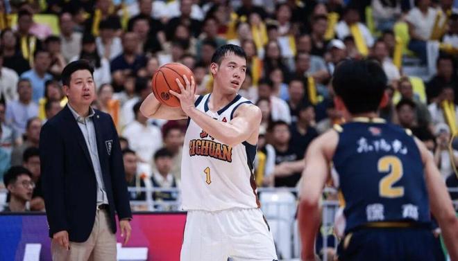 广东男篮今日动态！崔永熙未随队前往四川，徐杰伤势无大碍，焦泊乔恐交易离开广东队