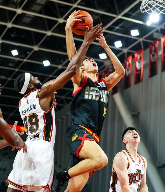 102-54！CBA最新战报：3队惨败，广东狂胜48分，上海险胜居第一