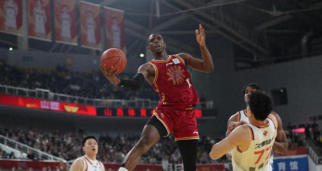 一场96：100让季后赛格局重新洗牌！辽宁运气太好，青岛坐稳前8