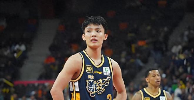 CBA疯狂一夜！积分榜乱了：上海男篮险胜，广东升第3，黑马升第4