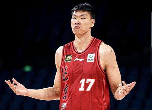 连续6场被弃用，不打球也能拿600万！球迷：你小子真滋润啊