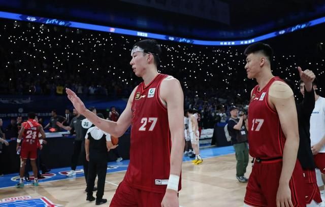 拿600万躺平了，对位赵柏清不占优势！球迷：戴着泳镜在场上划水