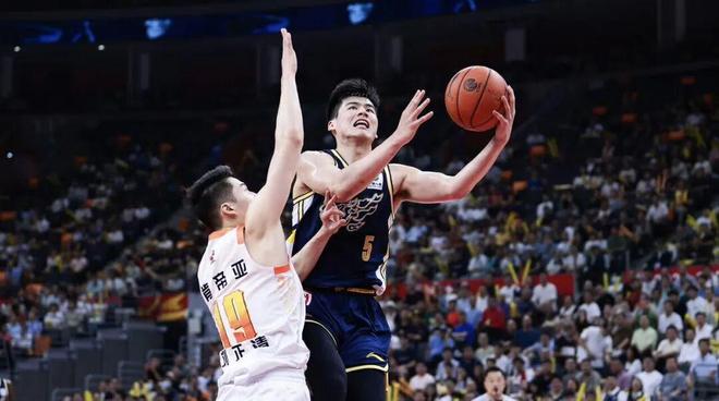 广东男篮今日最新动态！徐杰完美回归，焦泊乔归期未定，杜锋深夜发声！