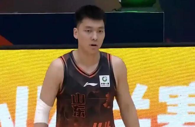 山东男篮102-93击败福建，主场两连胜，五将齐发力尽显团队战力！