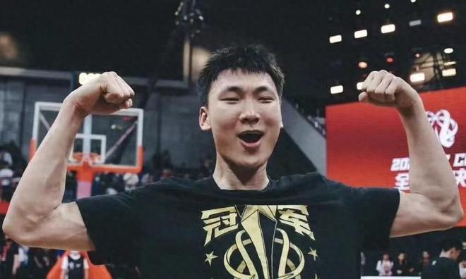 21岁CBA小将淡厚然，扣篮技术炸裂，高中便拿MVP，易建联为他颁奖