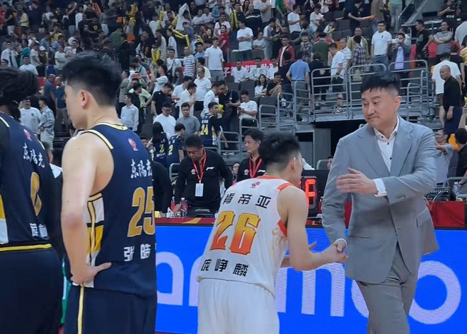 庞峥麟，为何向杜锋鞠了一躬？愿这样的镜头，在CBA多一点！