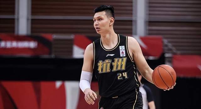 无愧老英雄！CBA“恶人”当了主帅还很猛，公开炮轰外援：别嚣张