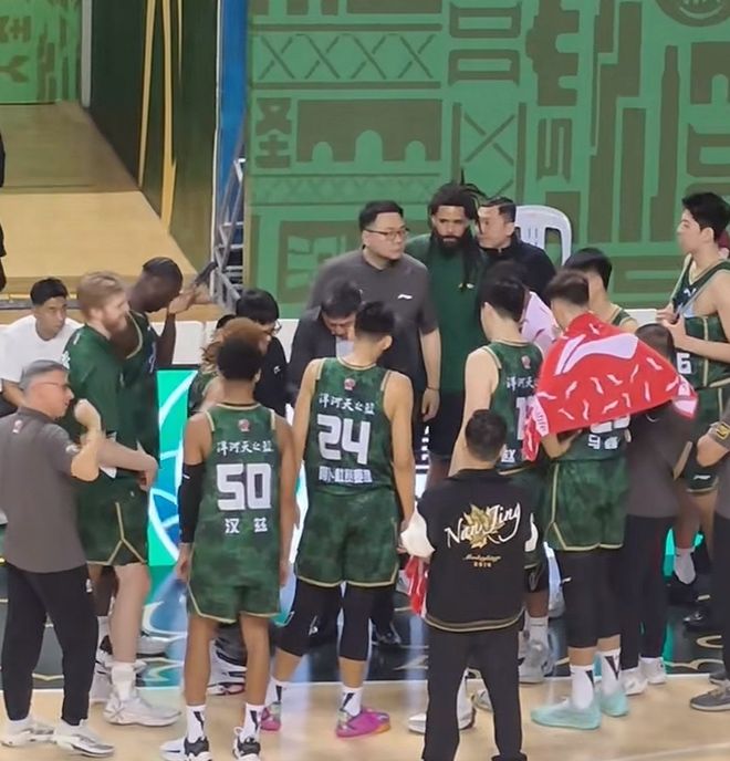 J.Cole现身今晚CBA比赛！替补球员！