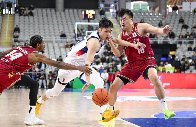 山东高速4日晚客战宁波，谢智杰、王凡懿上演“状元榜眼对话”