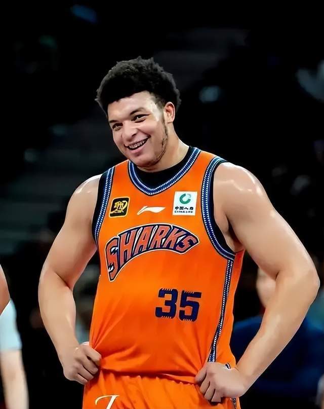 与主帅对骂后，洛夫顿复出摸鱼，2中0未得分，该被裁吗？卢伟回应