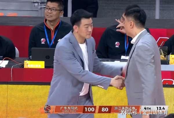 杜锋终于醒了！把球权交给徐杰，将2人移出首发阵容，球队连赢3场