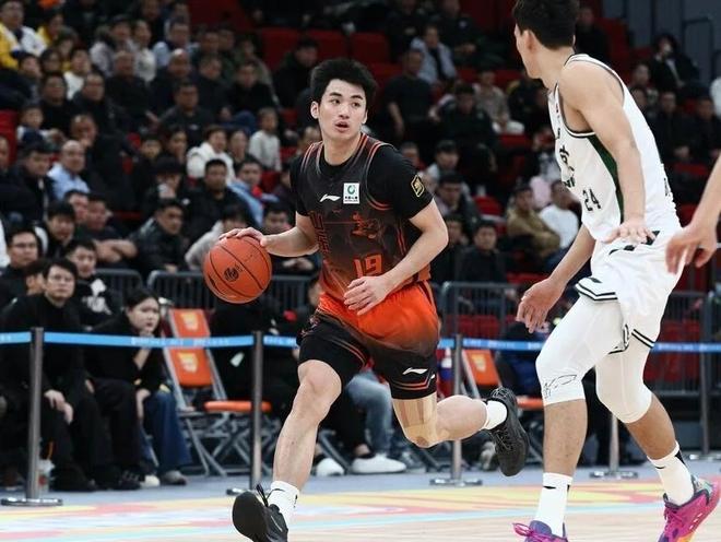 山东男篮迎战广东，于德豪意外受伤缺席比赛，三大内线是争胜关键