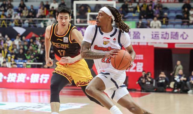 广东第一混子外援出现！场均8分还拿500万大合同，杜锋忍无可忍