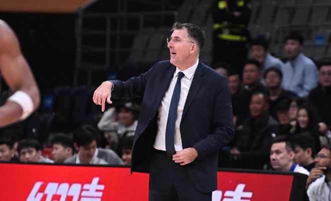 新疆男篮官宣：同意格兰主动辞去主教练职务 暂由助教姜正秀执教