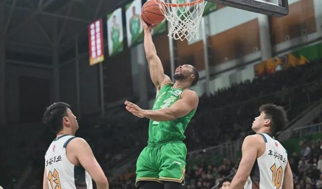 辽宁狂胜42分！收四好一坏消息，新外援莱迪变大腿！王牌伤情曝光