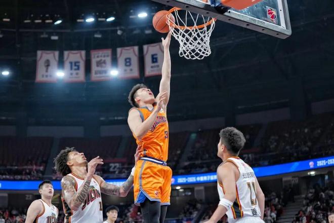 CBA常规赛第35轮，上海男篮111:72战胜吉林队