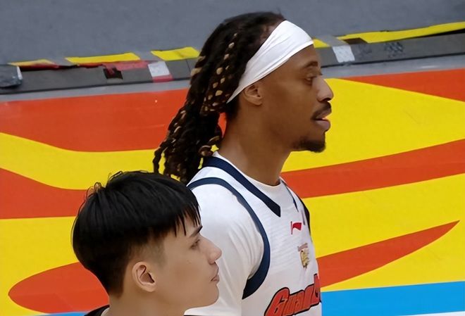 广东男篮掉出前四，粤媒称赞徐杰胡明轩引争议，球迷：睁眼说瞎话