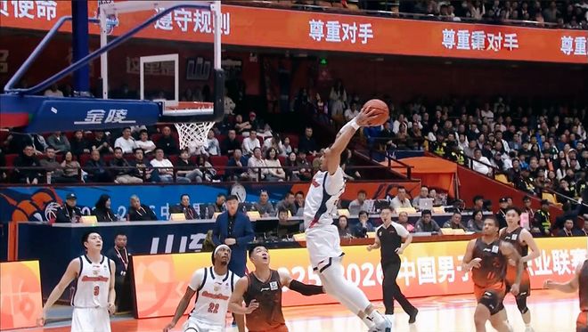 首次亮相5记3分！CBA争4卡位战：广东完败山东，徐杰3度遭调侃！