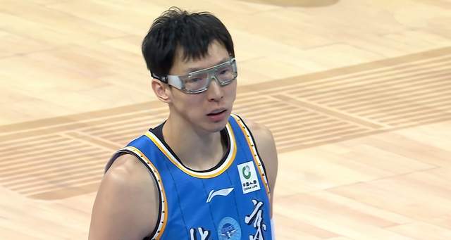 22-0逆转，北京男篮两连胜，后场双核合砍62+15，周琦罚球10中6