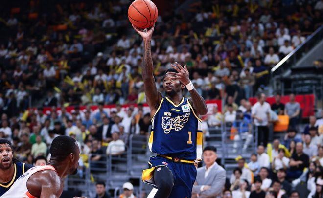 广东男篮遭遇双重打击！两位核心外援连续受伤，杜锋要打附加赛？