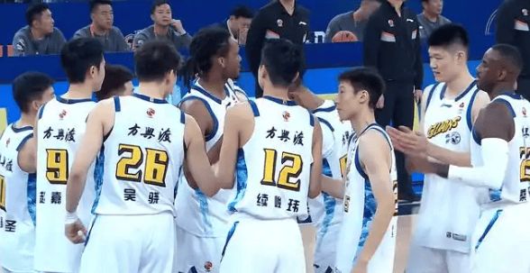 广东惨案！本土仅13分遭山东打爆，北京16分逆转，广厦止颓