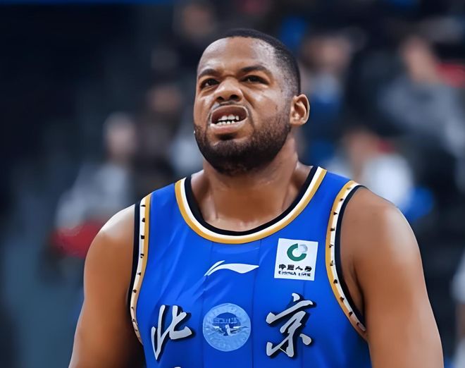 罕见！CBA球员手指着主教练骂，球迷：快送走