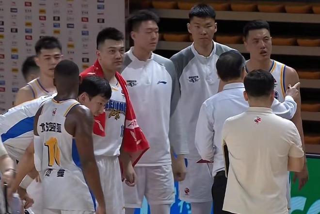 北京男篮力克广州，翟晓川15+10陈盈骏末节爆发 徐昕12+6力压周琦