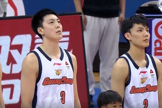 CBA：胡明轩13分加时逆转，18岁小将22+8，拼到4人五犯离场