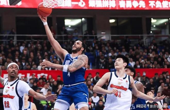 高兴太早，广东队逆转青岛却收坏消息，胡明轩两罚不中太离谱