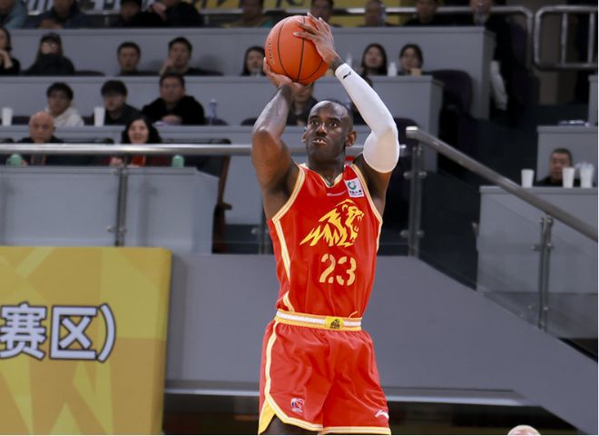 塔克36+15+12大号三双！广厦险胜山东 高诗岩22+5胡金秋13分