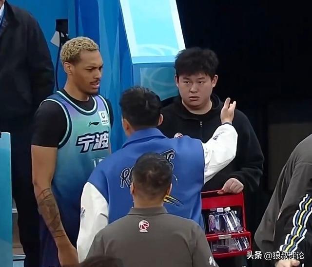 CBA历史罕见一幕！贝兹利临场边顶撞总经理刘家成 赛后直接被解雇
