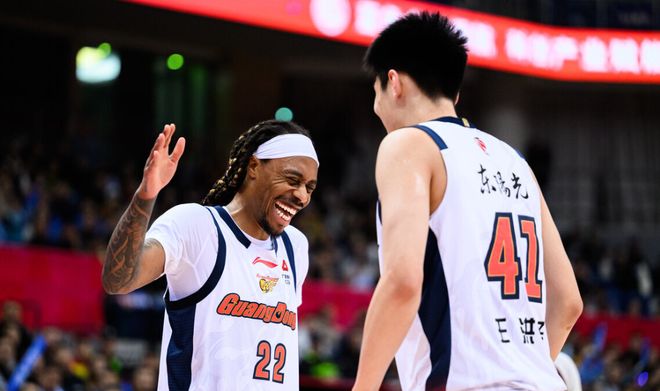 没执行犯规就得被劈头盖脸臭骂，连广东球迷都看不下去：至于吗？