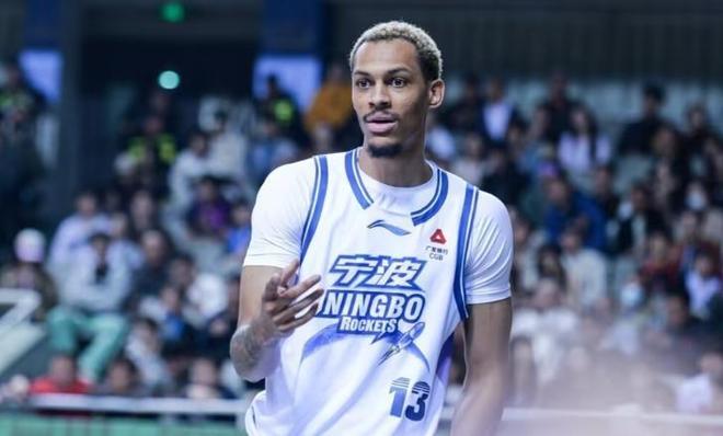 贝兹利辱骂宁波队管理层，球队连夜将其开除；刘维伟不满顶级外援