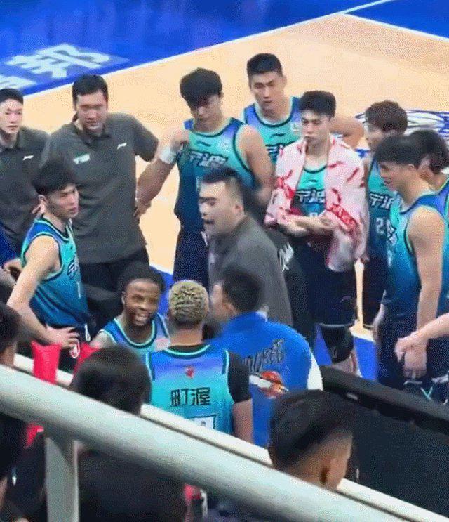 主场球迷朝主队投掷烟盒 宁波队被CBA罚款3万